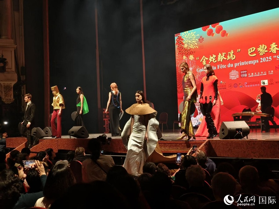 “金蛇獻瑞”巴黎春節聯歡晚會現場。人民網記者 尚凱元攝