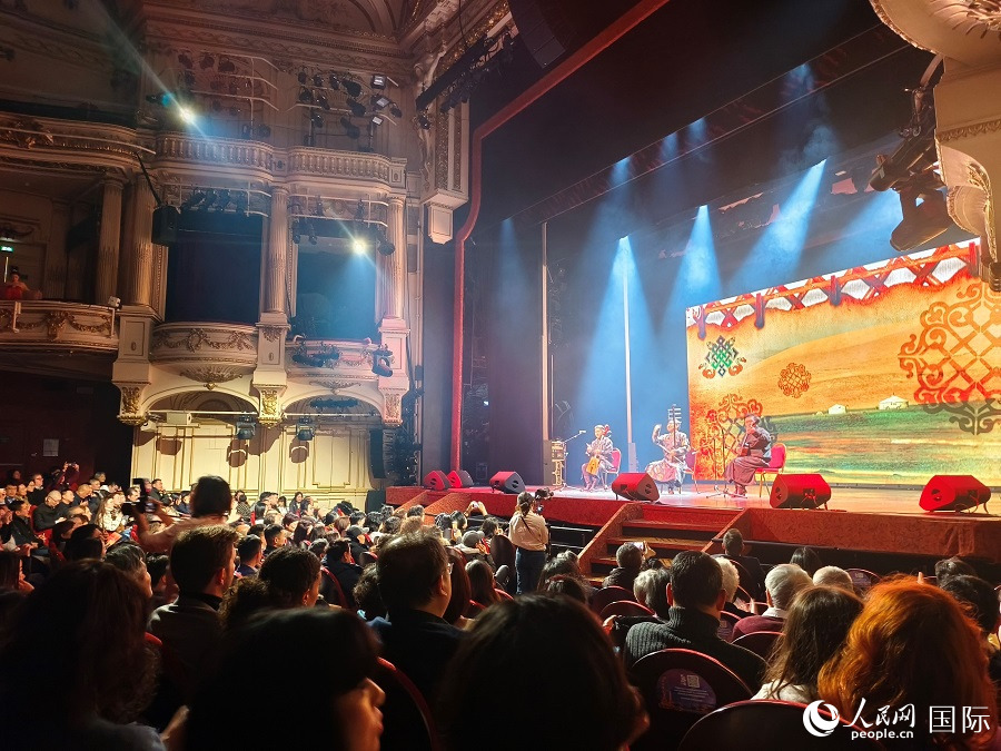 “金蛇獻瑞”巴黎春節聯歡晚會現場。人民網記者 尚凱元攝