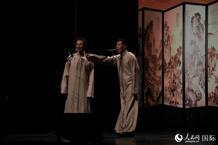 “金蛇獻瑞”巴黎春節聯歡晚會現場。人民網記者 尚凱元攝