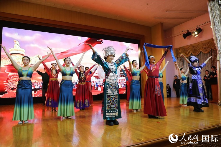 留俄學生進行民族舞表演。人民網記者 隋鑫攝