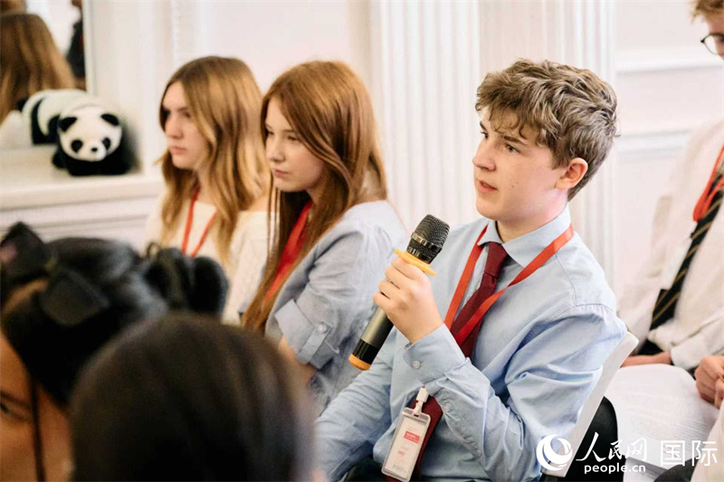 英國學生積極參與問答環節了解去中國學習的情況。楊浩鵬攝