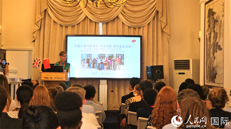 “關注中國”創始人之一童海珍介紹“關注中國”獎學金項目具體情況。人民網 徐量攝