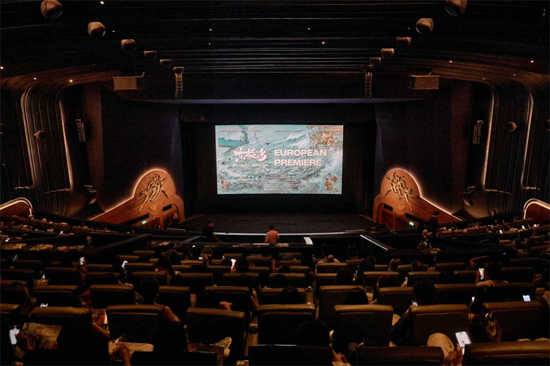 中英各界觀眾觀看電影《東極島》。楊浩鵬攝